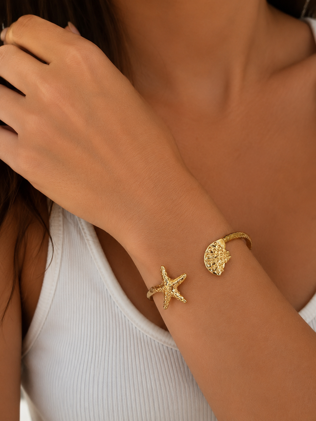 Pulsera dorada con estrella de mar y concha