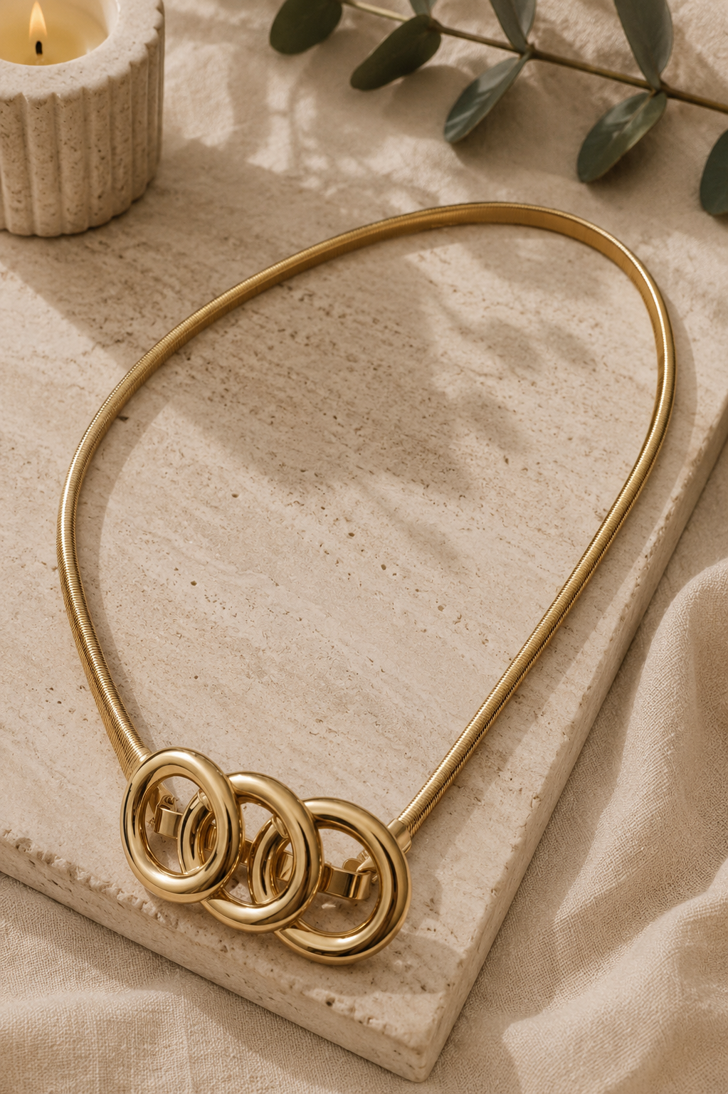 Cinturón dorado con aros entrelazados