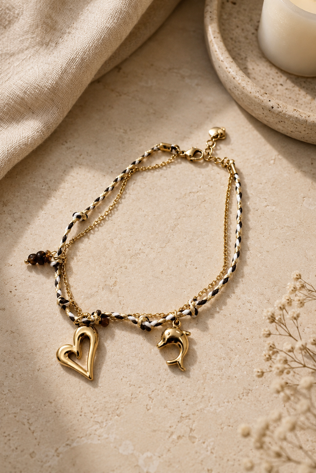 Tobillera doble con corazón y delfín dorados