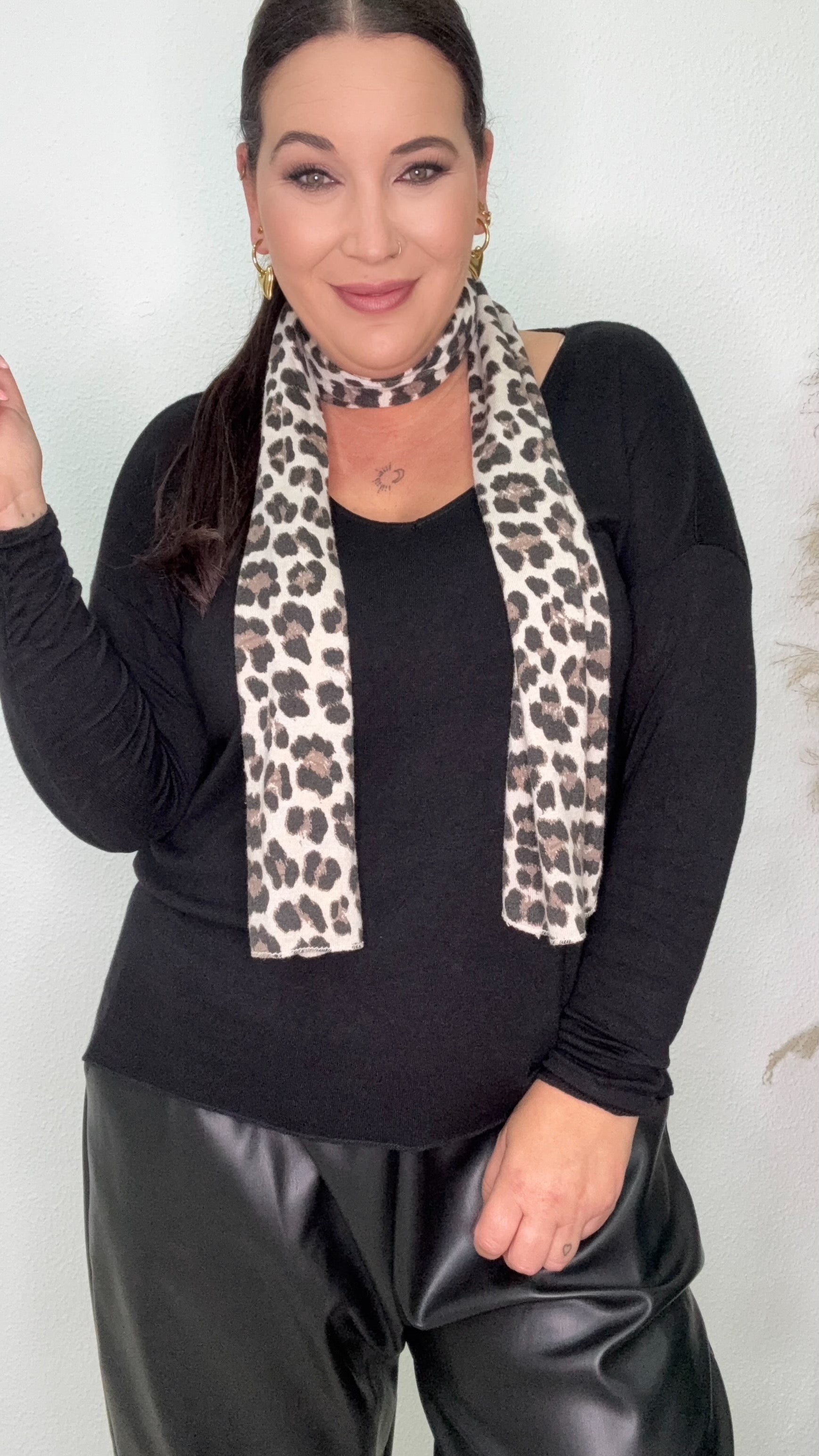 CAMISETA MONICA NEGRA